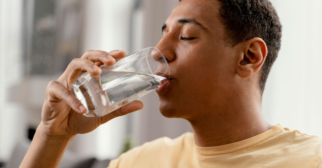 O que acontece com o corpo se beber 2 litros de água por dia